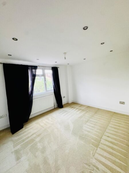 Smeaton Road, IG8 8BD