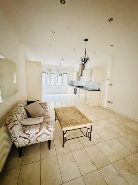 Smeaton Road, IG8 8BD