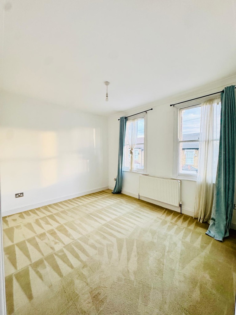 Smeaton Road, IG8 8BD