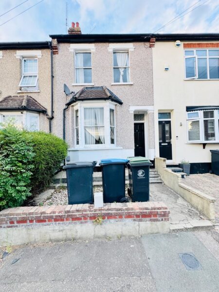 Smeaton Road, IG8 8BD