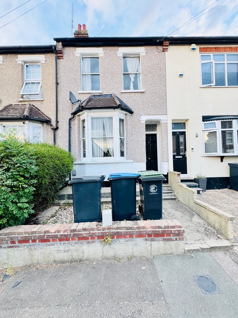 Smeaton Road, IG8 8BD