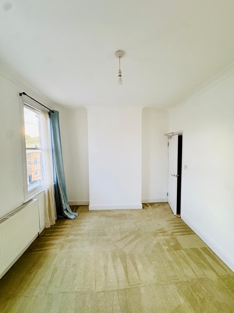 Smeaton Road, IG8 8BD