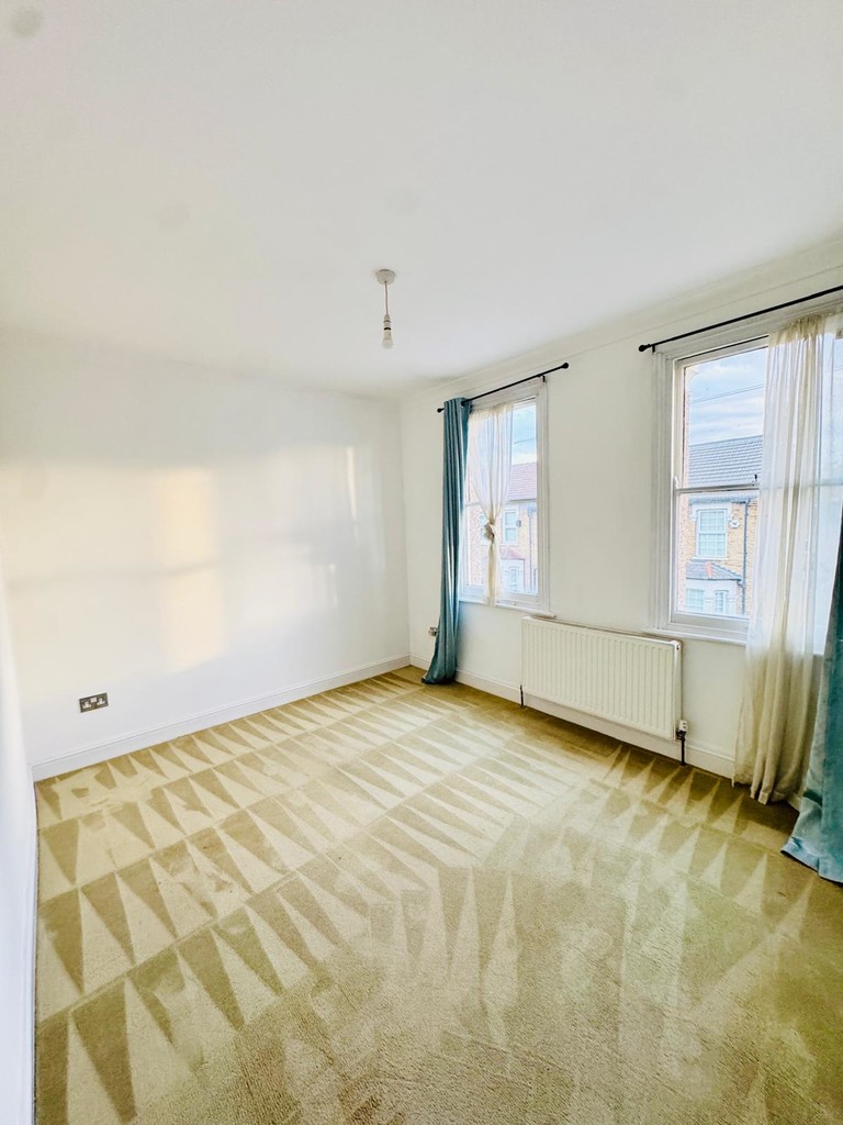 Smeaton Road, IG8 8BD