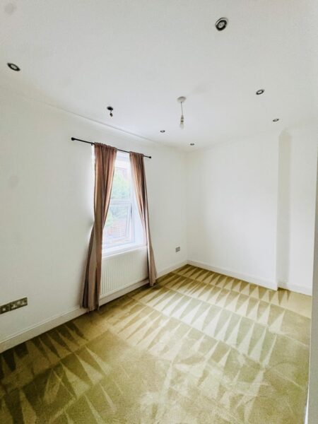 Smeaton Road, IG8 8BD