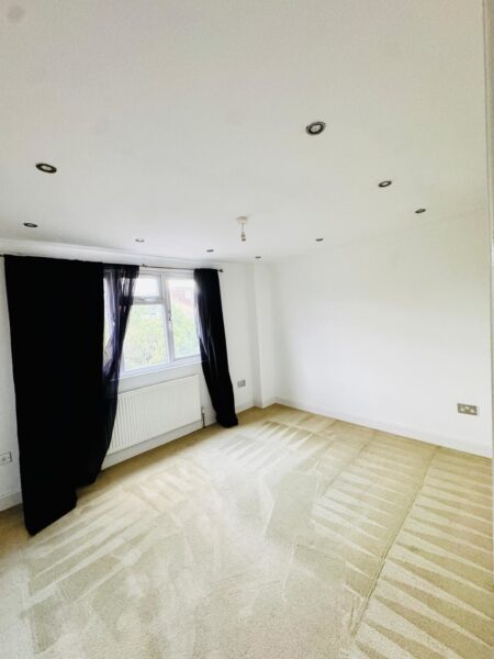 Smeaton Road, IG8 8BD